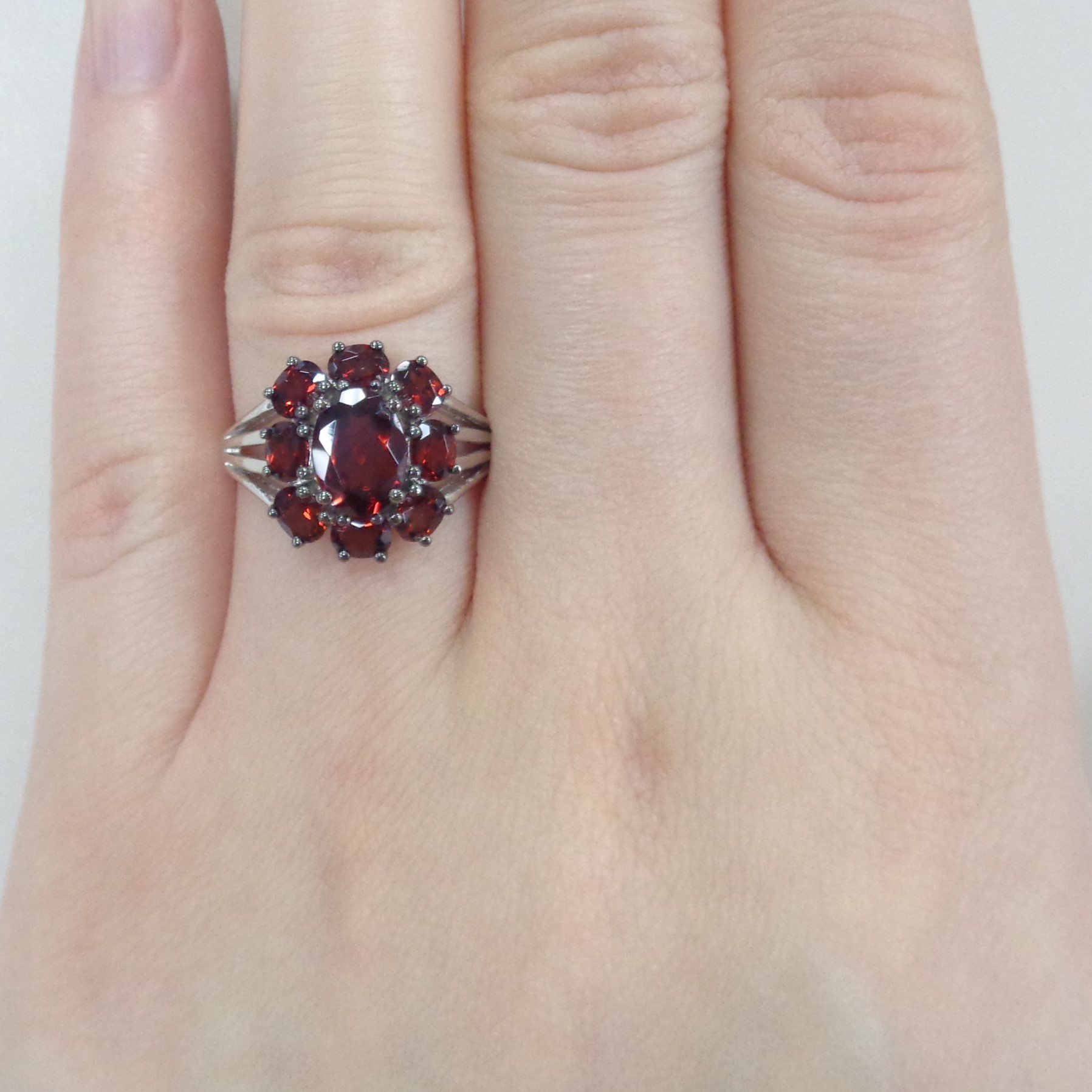 Серебряное кольцо с гранатами